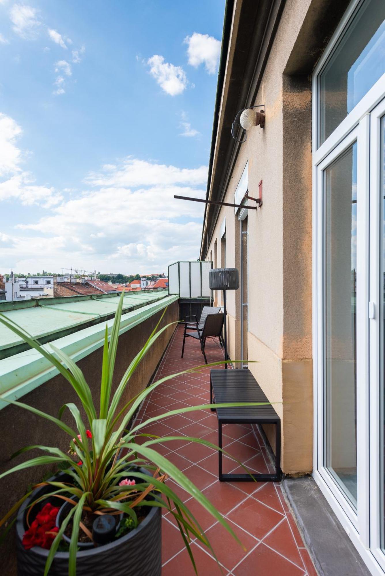 Luxury Apartment With A Balcony And A Terrace ปราก ภายนอก รูปภาพ
